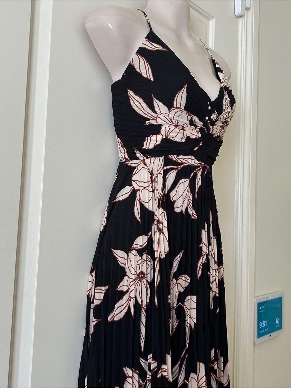 ASTR The Label Gorgeous Black And Tan Blythe Plisse Midi Dress Size L, NWT - Picture 5 of 9